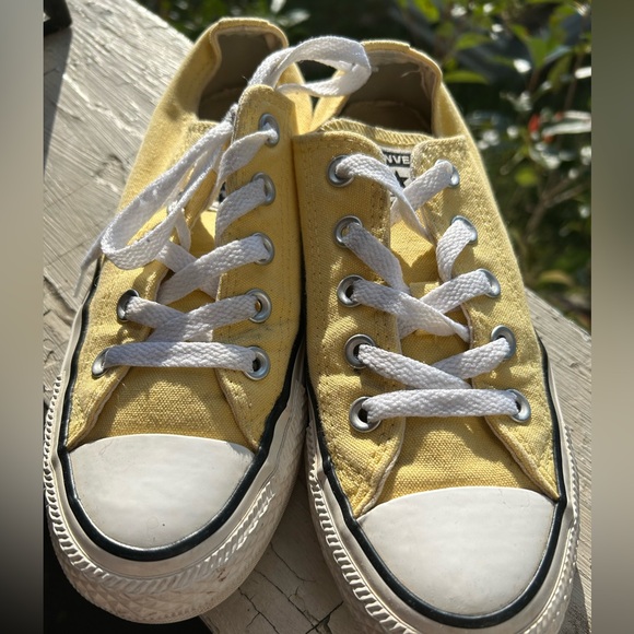 Converse Allstars yellow low top sneakers. Size 6 - Picture 8 of 8